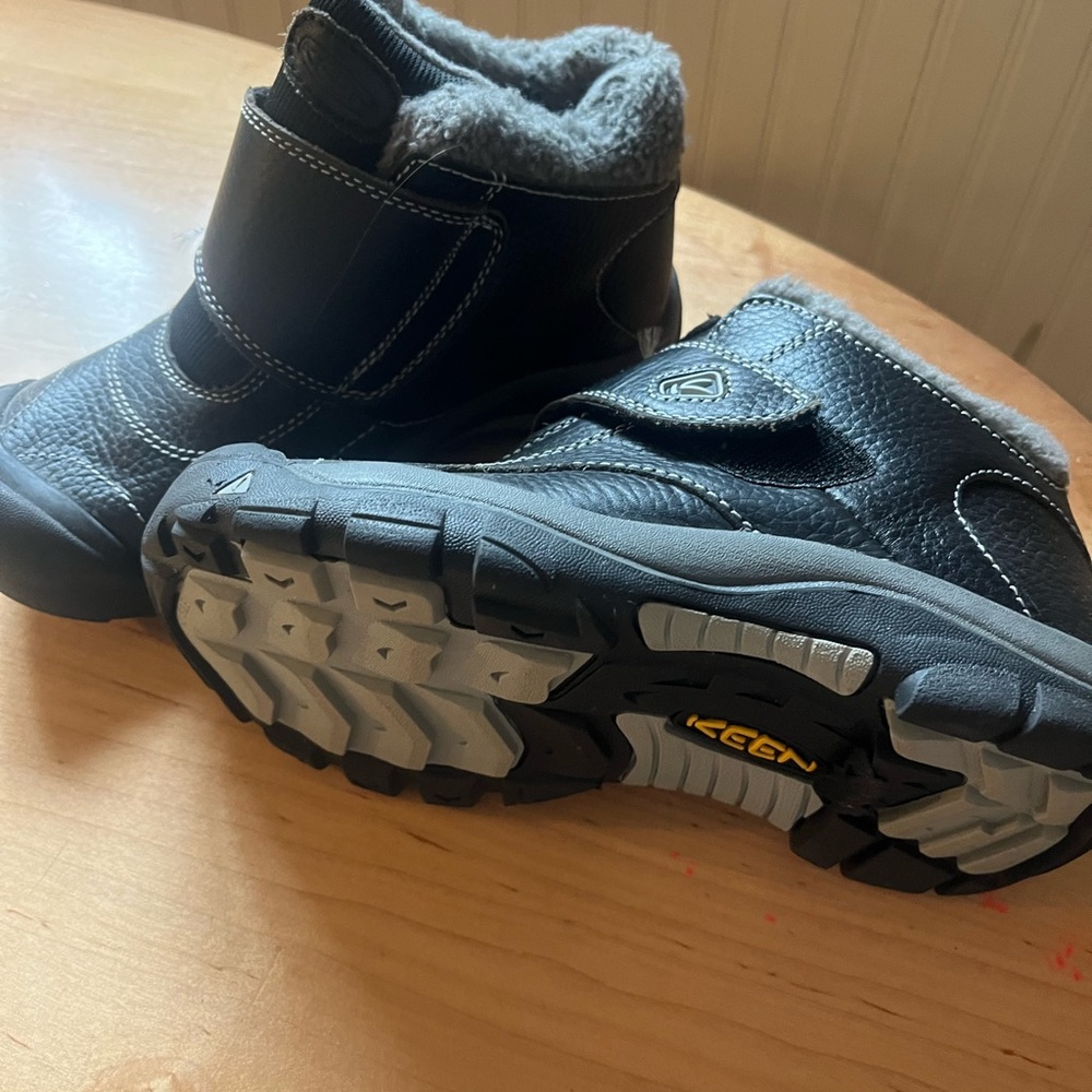 Boys Keen boots size 3